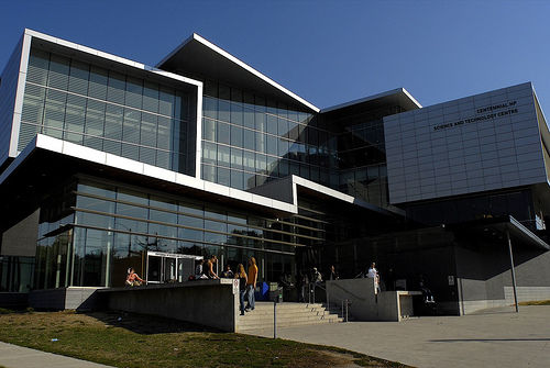 Chọn trường Centennial College khi du học Canada